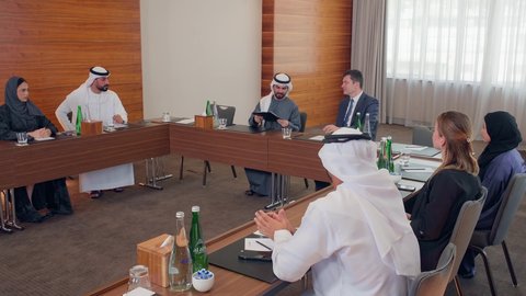 المناقشة وتبادل الافكار بين رجال الأعمال، إلقاء الخطابات في صالات المؤتمرات، اجتماع فريق عمل عرب خليجيين اماراتيين مع وفد اجنبي في قاعة مؤتمرات فخمة، معرض أعمال في الامارات العربية المتحدة مع المندوبين، عقد صفقات عمل جديدة