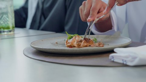 وصفات وأطباق شهية ولذيذة،  فن الاتاكيت واداب الطعام، مأكولات بحرية و صحية، طبق سمك المعد مع الصوص والنباتات الخضراء، وجبات الطعام الشهية، مطاعم عربية خلجية اماراتية، فنون التقديم في مطاعم ومطابخ الامارات العربية المتحدة