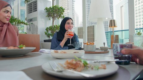 مشاركة الأوقات الممتعة, بناء وتعزيز العلاقات والصداقات، مناقشة الاعمال وتبادل الافكار، إيماءات السعادة والسرور، اجتماع عمل في مكان خارج مقر الشركة, تصوير مقرب لمجموعة من الأصدقاء العربيين الخليجيين الإماراتيين يجلسون على طاولة في إحدى المطاعم في الإمارات