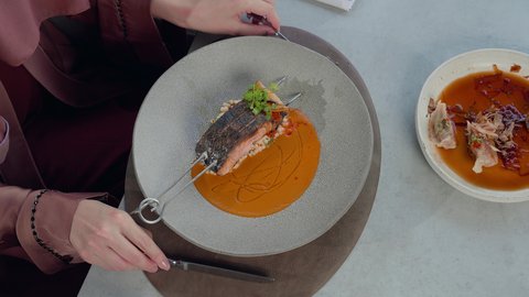 فن الاتاكيت واداب الطعام، مأكولات بحرية و صحية، طبق فيليه سمك السلمون المشوي مع الصوص والنباتات الخضراء، وجبات الطعام الشهية، مطاعم عربية خلجية اماراتية، وصفات وأطباق شهية ولذيذة، فنون التقديم في مطاعم ومطابخ الامارات العربية المتحدة