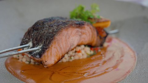 مأكولات بحرية و صحية، طبق فيليه سمك السلمون المشوي مع الصوص والنباتات الخضراء، وجبات الطعام الشهية، مطاعم عربية خلجية اماراتية، وصفات وأطباق شهية ولذيذة، فنون التقديم في مطاعم ومطابخ الامارات العربية المتحدة