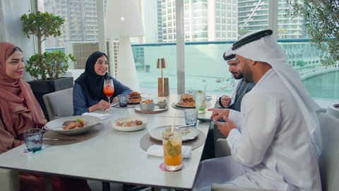 سيلفي للمحافظة على الذكريات، قضاء أوقات ممتعة ، طاوله مليئه بأصناف المأكولات والمشروبات، اجتماع عمل في مكان خارج مقر الشركة, مشاركة الأوقات الممتعة, تصوير مقرب لمجموعة من الأصدقاء العربيين الخليجيين الإماراتيين يجلسون على مائدة في إحدى المطاعم في الإمارات