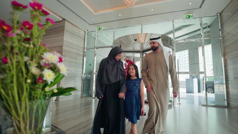 إيماءات الإعجاب بالروائح العطرية الزكية للورد، محلات ومتاجر بيع وشراء باقات الورود والهدايا في الأعياد، عائلة عربيه خليجية اماراتيه تقوم بشم رائحة الزهور ، الإستفادة من العروض والحسومات والتخفيضات الموسمية فى المولات