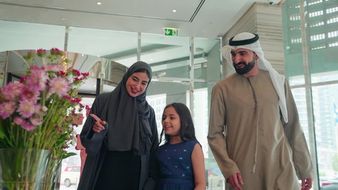 الموده  والالفه بين افراد الاسرة ،إيماءات الإعجاب بالروائح العطرية الزكية للورد، محلات ومتاجر بيع وشراء باقات الورود والهدايا في الأعياد، عائلة عربيه خليجية اماراتيه تقوم بشم رائحة الزهور ، الإستفادة من العروض والحسومات والتخفيضات الموسمية فى المولات