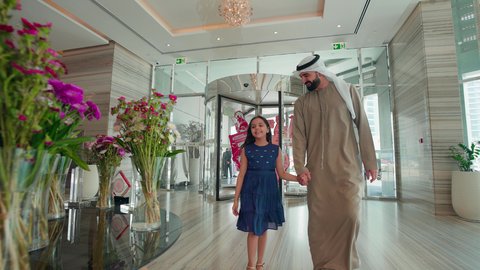 متعة التسوق والتبضع ، إيماءات الإعجاب بالروائح العطرية الزكية للورد، محلات ومتاجر بيع وشراء باقات الورود والهدايا في الأعياد، عائلة عربيه خليجية اماراتيه تقوم بشم رائحة الزهور ، الإستفادة من العروض والحسومات والتخفيضات الموسمية فى المولات