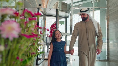 محلات ومتاجر بيع وشراء باقات الورود والهدايا في الأعياد، إيماءات الإعجاب بالروائح العطرية الزكية للورد، عائلة عربيه خليجية اماراتيه تقوم بشم رائحة الزهور ، الإستفادة من العروض والحسومات والتخفيضات الموسمية فى المولات