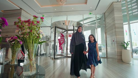 عائلة عربيه خليجية اماراتيه تقوم بشم رائحة الزهور ، إيماءات الإعجاب بالروائح العطرية الزكية للورد، محلات ومتاجر بيع وشراء باقات الورود والهدايا في الأعياد، الإستفادة من العروض والحسومات والتخفيضات الموسمية فى المولات