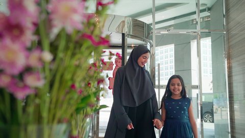 إيماءات الإعجاب بالروائح العطرية الزكية للورد، محلات ومتاجر بيع وشراء باقات الورود والهدايا في الأعياد، عائلة عربيه خليجية اماراتيه تقوم بشم رائحة الزهور ، الإستفادة من العروض والحسومات والتخفيضات الموسمية فى المولات