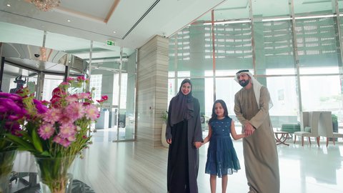 إقتناء المستلزمات من المولات، مشاعر الأمومة  والاهتمام، امراه عربية خليجية اماراتيه تضع وردة على شعر ابنتها بتعابير الحب, مفهوم الأسرة السعيدة ، قضاء أوقات عائلية ممتعة، الإستفادة من العروض والحسومات والتخفيضات الموسمية