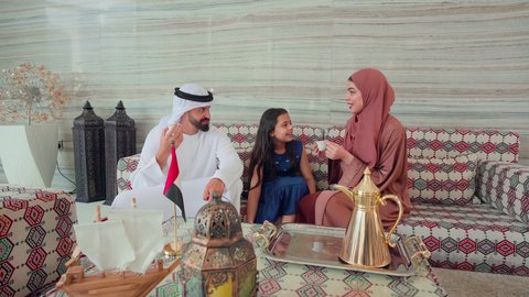 الاستمتاع بالمشروبات الساخنه ، كافيهات ومقاهي الامارات، مفهوم الضيافة والاستقبال ,عائله عربيه خليجيه اماراتيه تجلس فى مقهي يتبادلون الاحاديث، قضاء اوقات سعيده مع الاسره، ايماءات البشاشة والترحيب بالضيوف