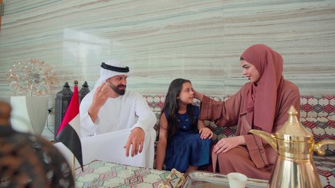 قضاء اوقات سعيده مع الاسره، عائله عربيه خليجيه اماراتيه تجلس فى مقهي يتبادلون الاحاديث،مفهوم الضيافة والاستقبال ,ايماءات البشاشة والترحيب بالضيوف ،  الاستمتاع بالمشروبات الساخنه ، كافيهات ومقاهي الامارات