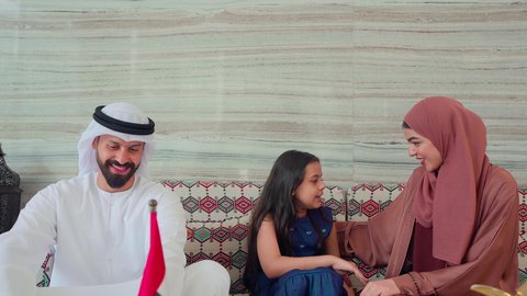 توثيق اللحظات التذكاريه ، التقاط صور السيلفي باستخدام الجوال ،الاستمتاع بالمشروبات الساخنه ، كافيهات ومقاهي الامارات، مفهوم الضيافة والاستقبال ,عائله عربيه خليجيه اماراتيه تجلس فى مقهي ، قضاء اوقات سعيده مع الاسره، ايماءات البشاشة والترحيب بالضيوف