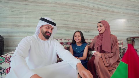 التقاط صور السيلفي باستخدام الجوال ، توثيق اللحظات التذكاريه ،الاستمتاع بالمشروبات الساخنه ، كافيهات ومقاهي الامارات، مفهوم الضيافة والاستقبال ,عائله عربيه خليجيه اماراتيه تجلس فى مقهي ، قضاء اوقات سعيده مع الاسره، ايماءات البشاشة والترحيب بالضيوف