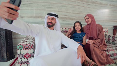 ايماءات السرور والسعاده ، قضاء اوقات سعيده مع الاسره، كافيهات ومقاهي الامارات،التقاط صور السيلفي باستخدام الجوال ، توثيق اللحظات التذكاريه ،الاستمتاع بالمشروبات الساخنه ، مفهوم الضيافة والاستقبال ,عائله عربيه خليجيه اماراتيه تجلس فى مقهي