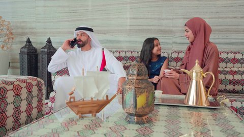 المودة والالفة بين افراد الاسره ، الاطمئنان على الاهل والاصدقاء،  اجراء مكالمه هاتفيه باستخدام الجوال ،ايماءات السرور والسعاده ، قضاء اوقات سعيده مع الاسره، كافيهات ومقاهي الامارات، توثيق اللحظات التذكاريه ، عائله عربيه خليجيه اماراتيه تجلس فى مقهي