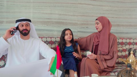 الاطمئنان على الاهل والاصدقاء،  اجراء مكالمه هاتفيه باستخدام الجوال ،ايماءات السرور والسعاده ، قضاء اوقات سعيده مع الاسره، كافيهات ومقاهي الامارات، توثيق اللحظات التذكاريه ، عائله عربيه خليجيه اماراتيه تجلس فى مقهي