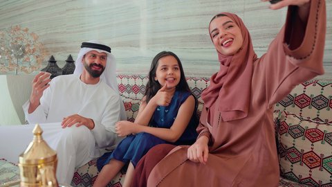 توثيق اللحظات التذكاريه ، التقاط صور السيلفي باستخدام الجوال ،الاستمتاع بالمشروبات الساخنه ، كافيهات ومقاهي الامارات، مفهوم الضيافة والاستقبال ,عائله عربيه خليجيه اماراتيه تجلس فى مقهي ، قضاء اوقات سعيده مع الاسره، ايماءات البشاشة والترحيب بالضيوف