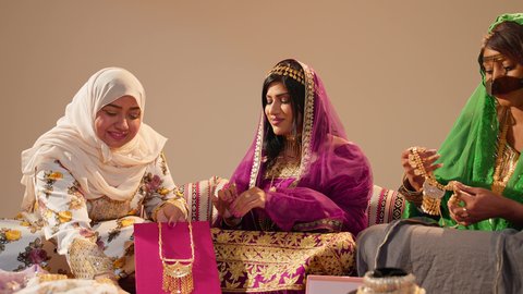 عادات وتقاليد الزواج الخليجية الاماراتية، أم العريس تقدم علبة إكسسوارات ذهبية فاخرة للعروس في أجواء من الفرح والمودة، مظاهر الاحتفال بالمناسبات السعيدة، ذهب محلي اماراتي وطني