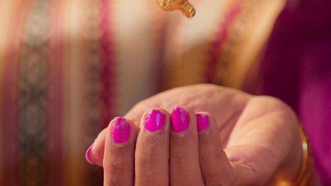 العادات الشعبية والاحتفالات التراثية في الأعراس الإماراتية، تحضيرات العروس قبل الزفاف، تصوير مقرب ليد عروس عربية خليجيه اماراتية تقوم بالتعطر