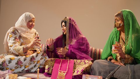 مراسم الزواج الإماراتي الشعبي، عادات متوارثة تعكس التراث والثقافة المحلية في المناسبات السعيدة، تقاليد الأعراس الإماراتية الأصيلة، ام العريس ترتدي العباءة المطرزة تقوم بتعطير العروس، ايماءات السعادة و السرور