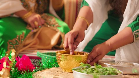 أزياء تقليدية شعبية نسائية، فنون ونقوش وزخارف يدويه من مواد طبيعيه، التجمل والتزيين والاهتمام بالمظهر الخارجي، عادات وتقاليد في المناسبات والأفراح السعيدة، إمرأة عربية خليجية إماراتية تقوم بالرسم والنقش على يد شابة سعودية باستخدام الحناء الحمراء