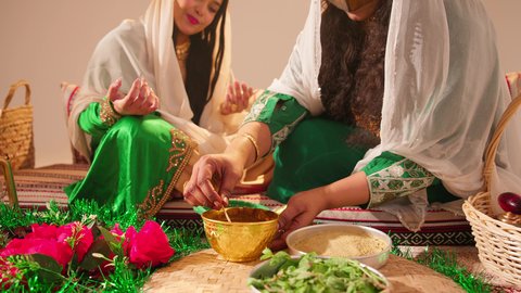 مهنة  تقليدية شعبية نسائية، فنون ونقوش وزخارف يدويه من مواد طبيعيه، التجمل والتزيين في يوم الزفاف، عادات وتقاليد في المناسبات والأفراح السعيدة، إمرأة عربية خليجية إماراتية تقوم بتحضير خلطة الحناء