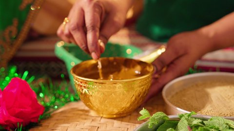 التجمل والتزيين في يوم الزفاف، مهنة  تقليدية شعبية نسائية، فنون ونقوش وزخارف يدويه من مواد طبيعيه، عادات وتقاليد في المناسبات والأفراح السعيدة، إمرأة عربية خليجية إماراتية تقوم بتحضير خلطة الحناء