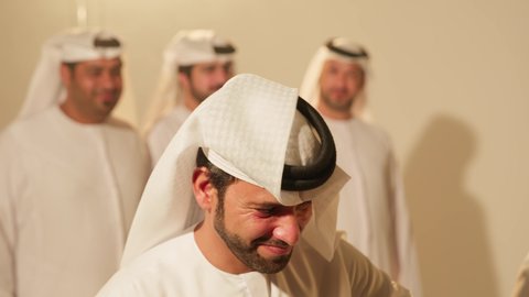 تقديس العادات الوطنية والتراث، الرقص بالخيرزان والاحتفال بالعيد الوطني، أجواء احتفالية رقصة تراثية العيالة ، رقصات شعبيه في المهرجان، تصوير مقرب لمجموعة من الرجال عربيين خليجيين اماراتيين يرتدون الزي التقليدي يرقصون رقصة شعبية ، عروض الفلكلور التراثي