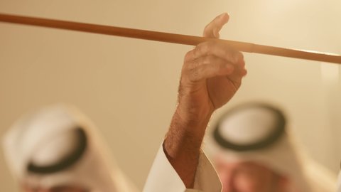 في المناسبات الوطنية والمهرجان رقصات شعبيه، حركات ورقصات باستخدام اليد، فرقة عروض فليكلوز تراثي، الاحتفال بالعيد الوطني بالرقص بالخيرزان جزء من الزي التقليدي ، تصوير مقرب لرجل عربي خليجي اماراتي يرقص رقصة شعبية اليولة، ارتداء زي التقليدي في مناسبة وطنية