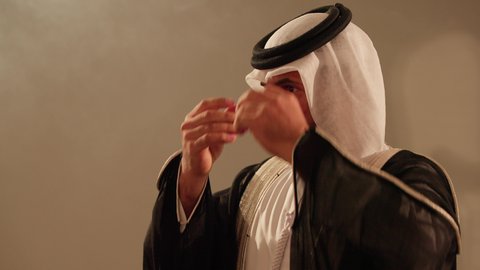 الاستعاد وترتيب الملابس قبل الزفاف، إظهار الولاء والحب للوطن، فرقة العرضة العيالة،  فن ادائي يجمع بين الرقص، الاحتفالات في الزفاف الاماراتي، عروض مسرحيه شعبيه، رقصات شعبيه في زفاف والمناسبات، تصوير مقرب لاحياء اجواء رائعة  لعريس اماراتي خليجي عربي