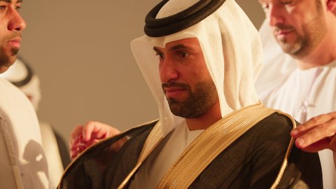 تبخير وتعطير العريس، شباب يحتفلون بصديقهم في زفافه، فرقة العرضة العيالة،  فن ادائي يجمع بين الرقص و الخيرزان، الاحتفالات في الزفاف الاماراتي، عروض مسرحيه شعبيه، رقصات شعبيه في زفاف والمناسبات الوطنية، تصوير مقرب لاحياء اجواء رائعة  لعريس اماراتي خليجي عربي