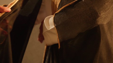 ترتيب البشت الاماراتي، الاستعاد والتهيء لدخول الزفاف، إظهار الولاء والحب للوطن، فرقة العرضة العيالة،  فن ادائي يجمع بين الرقص، الاحتفالات في الزفاف الاماراتي، عروض مسرحيه شعبيه، رقصات شعبيه في زفاف والمناسبات، تصوير مقرب لاجواء رائعة  لعريس اماراتي خليجي عربي