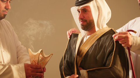 تبخير وتعطير العريس، شباب يحتفلون بصديقهم في زفافه، فرقة العرضة العيالة،  فن ادائي يجمع بين الرقص و الخيرزان، الاحتفالات في الزفاف الاماراتي، عروض مسرحيه شعبيه، رقصات شعبيه في زفاف والمناسبات الوطنية، تصوير مقرب لاحياء اجواء رائعة  لعريس اماراتي خليجي عربي