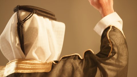 التفاعل والتناغم في رقصة شعبيه في زفاف ، شاب يرقص باستخدام الخيرزان العيالة، الاستعاد والتهيء لدخول الزفاف، إظهار الولاء والحب للوطن،  فن ادائي يجمع بين الرقص، الاحتفالات في الزفاف الاماراتي، عروض مسرحيه شعبيه، تصوير لاجواء رائعة  لعريس اماراتي خليجي عربي