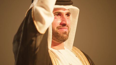 رقص رقصة العيالة، ترتيب البشت الاماراتي، الاستعاد والتهيء لدخول الزفاف، إظهار الولاء والحب للوطن،  فن ادائي يجمع بين الرقص، الاحتفالات في الزفاف الاماراتي، عروض مسرحيه شعبيه، رقصات شعبيه في زفاف والمناسبات، تصوير مقرب لاجواء رائعة  لعريس اماراتي خليجي عربي