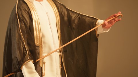 رقصات شعبيه في زفاف والمناسبات، شاب يرقص باستخدام الخيرزان العيالة، الاستعاد والتهيء لدخول الزفاف، إظهار الولاء والحب للوطن،  فن ادائي يجمع بين الرقص، الاحتفالات في الزفاف الاماراتي، عروض مسرحيه شعبيه، تصوير لاجواء رائعة  لعريس اماراتي خليجي عربي