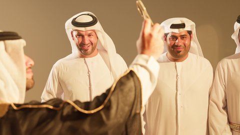 الصور لحفظ لحظات مميزة، فرقة العرضة العيالة،  فن ادائي يجمع بين الرقص و الخيرزان، الاحتفالات في الزفاف الاماراتي، إظهار الولاء والحب للوطن، عروض مسرحيه شعبيه، رقصات شعبيه في زفاف والمناسبات الوطنية، تصوير مقرب لاحياء اجواء رائعة  لعريس اماراتي خليجي عربي