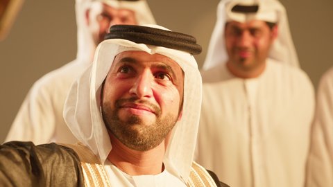 التقاط سيلفي لتوثيق اللحظات الهامة، فرقة العرضة العيالة،  فن ادائي يجمع بين الرقص و الخيرزان، الاحتفالات في الزفاف الاماراتي، إظهار الولاء والحب للوطن، عروض مسرحيه شعبيه، رقصات شعبيه في زفاف والمناسبات الوطنية، تصوير مقرب لاحياء اجواء رائعة  لعريس اماراتي خليجي عربي