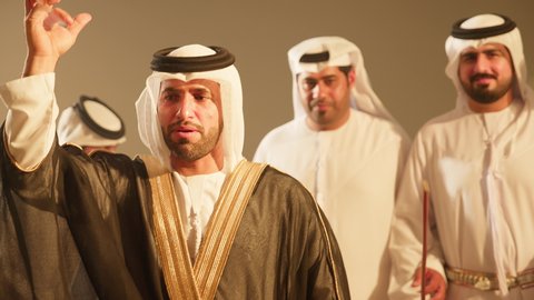 إظهار الولاء والحب للوطن، عروض مسرحيه شعبيه، رقصات شعبيه في زفاف والمناسبات الوطنية، احياء اجواء رائعة تصوير مقرب  لعريس اماراتي خليجي عربي في، يحي الحفل فرقة العرضة العيالة ، فن ادائي يجمع بين الرقص و الخيرزان ، الاحتفالات في الزفاف الاماراتي