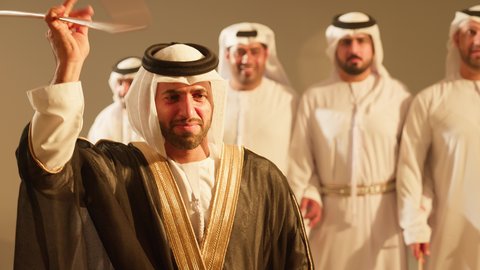 عادات وتقاليد وطنية، عروض مسرحيه شعبيه، رقصات شعبيه في زفاف والمناسبات الوطنية، احياء اجواء رائعة لعريس اماراتي خليجي عربي في، يحي الحفل فرقة العرضة العيالة ، فن ادائي يجمع بين الرقص و الخيرزان ، الاحتفالات في الزفاف الاماراتي، إظهار الولاء والحب للوطن