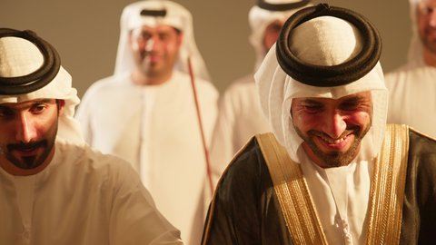 رقصات شعبيه في زفاف والمناسبات الوطنية، احياء اجواء رائعة لعريس اماراتي خليجي عربي في، يحي الحفل فرقة العرضة العيالة ، فن ادائي يجمع بين الرقص و الخيرزان ، الاحتفالات في الزفاف الاماراتي، إظهار الولاء والحب للوطن, عادات وتقاليد وطنية، عروض مسرحيه شعبيه