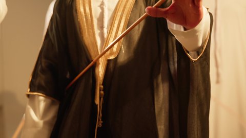 فن ادائي يجمع بين الرقص و الخيرزان، الاحتفالات في الزفاف الاماراتي، إظهار الولاء والحب للوطن، عروض مسرحيه شعبيه، رقصات شعبيه في زفاف والمناسبات الوطنية، تصوير مقرب لاحياء اجواء رائعة  لعريس اماراتي خليجي عربي في، يحي الحفل فرقة العرضة العيالة