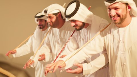 ارتداء زي التقليدي في مناسبة وطنية، فرقة عروض الفلكلور التراثي، يوم الاتحاد 2  ديسمبر و٣  ديسمبر، الاحتفال بالعيد الوطني بالرقص بالخيرزان جزء من الزي التقليدي للامارات،  رقصة شعبية اليولة، رقصات شعبيه في المناسبات الوطنية والمهرجانات والأعياد
