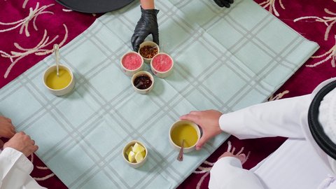 خيارات إفطار لذيذة تدعم النظام الغذائي الصحي, وصفات طعام تقليديه على المائدة في الامارات , تصوير مقرب لاطباق من الطعام الشعبي الاماراتي