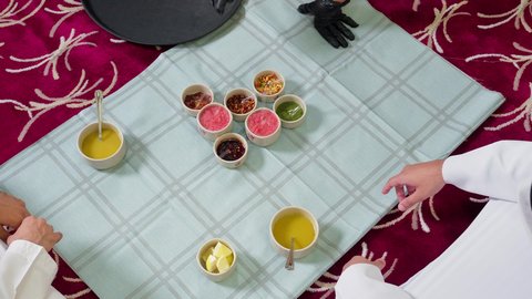 فطور متكامل يضم خيارات غذائية طبيعية وشهية, وصفات طعام تقليديه على المائدة في الامارات , تصوير مقرب لاطباق من الطعام الشعبي الاماراتي