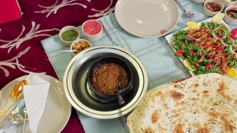 وجبة صباحية لذيذة ومغذية, تصوير مقرب لاطباق من الطعام الشعبي الاماراتي ، وصفات طعام تقليديه على المائدة  في الامارات