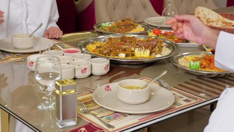 مطابخ ومطاعم الامارات العربية، وجبات خفيفه وطعام صحي، المقبلات الساخنة الشهية، أطباق وأكلات شعبيه اماراتية تقليدية، المأكولات والوجبات الشرقية،  تصوير مقرب ليد رجل عربي خليجي اماراتي يمسك بيده توابل الطعام