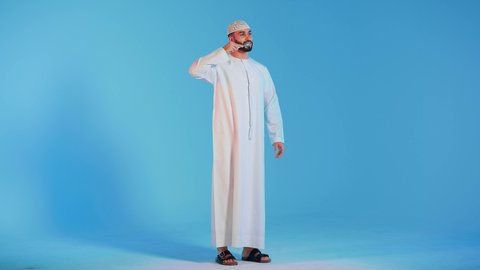 مفهوم العناية والإهتمام بصحة ونظافة الأسنان ،بورتريه لرجل عربي خليجي اماراتي  يقوم بتنظيف الأسنان بفرشاة الأسنان ،  روتين نظافة الفم اليومية ، تجنب تسوس الاسنان وامراض اللثة ، خلفية ملونة