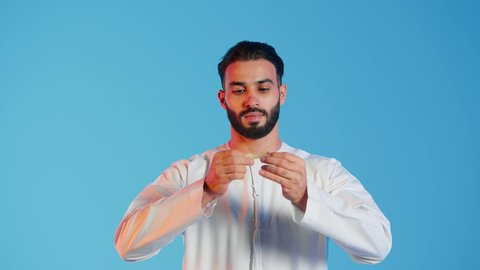 وعي الرجل العربي بأهمية العناية الشخصية، تجربة فاخرة باستخدام ماسكات تنظيف المسام ، منتجات تجميلية فعالة وتقنيات حديثة ، التخلص من الرؤوس السوداء والجلد الميت، مفهوم الاهتمام بنضارة وتحسين البشرة، بورتريه لرجل عربي خليجي اماراتي  يرتدي الزي التقليدي يضع لصقات الأنف ، خلفية ملونه .