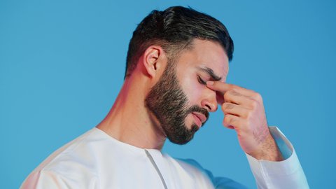 ثرثرة، صمت، سكوت، كلام، هدوء، تأمل، تفكير، جدية، تركيز، بورتريه، امرأة، عربية، خليجية، إماراتية، عباءة، حجاب، مقص، أناقة، مظهر، خارجي، اهتمام، عناية، وقار، ثقة، ثبات، استقامة، ملامح، وجه، قوة، شخصية، حزم، تصميم، جمال، أنوثة، حضور، رمزية، فن، تصوير، إبداع، خلفية، ملونة، توازن، لفت، انتباه، وقفة، ثابتة، نظرة، مباشرة، حزم، انضباط، احترام، اتزان، احترافية، تعبير، جمالي